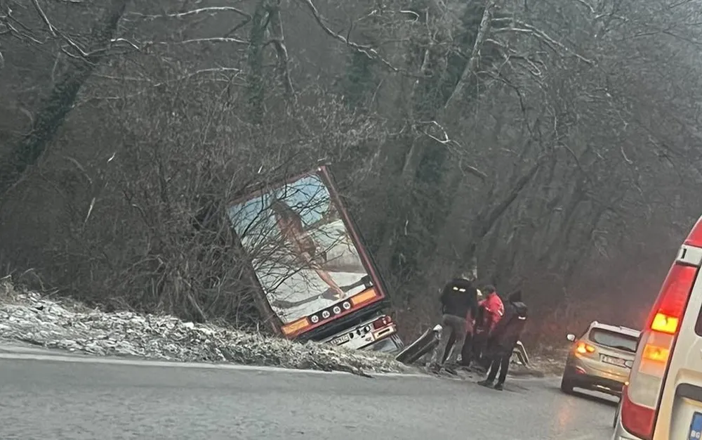 ТИР падна в река Места край Разлог