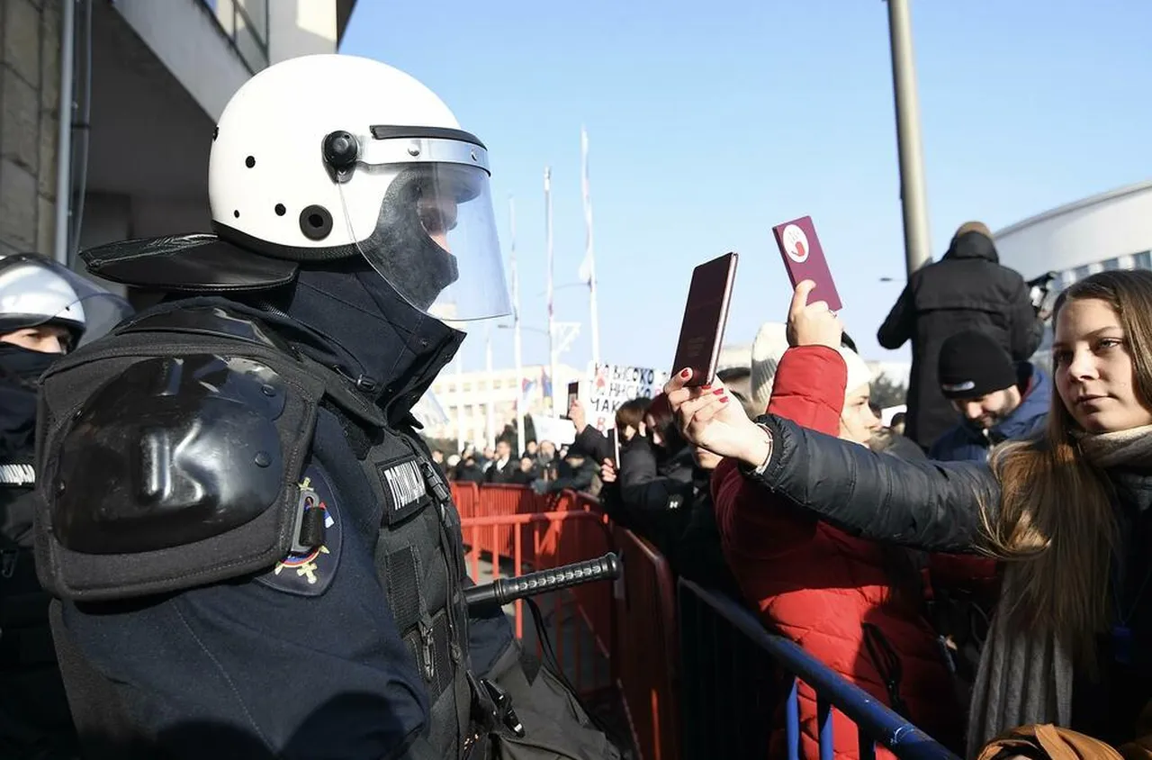 Инцидент пред общината в Нови Сад, полицията удари студенти с палки