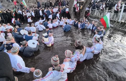 Калоферци извадиха кръста от Тунджа